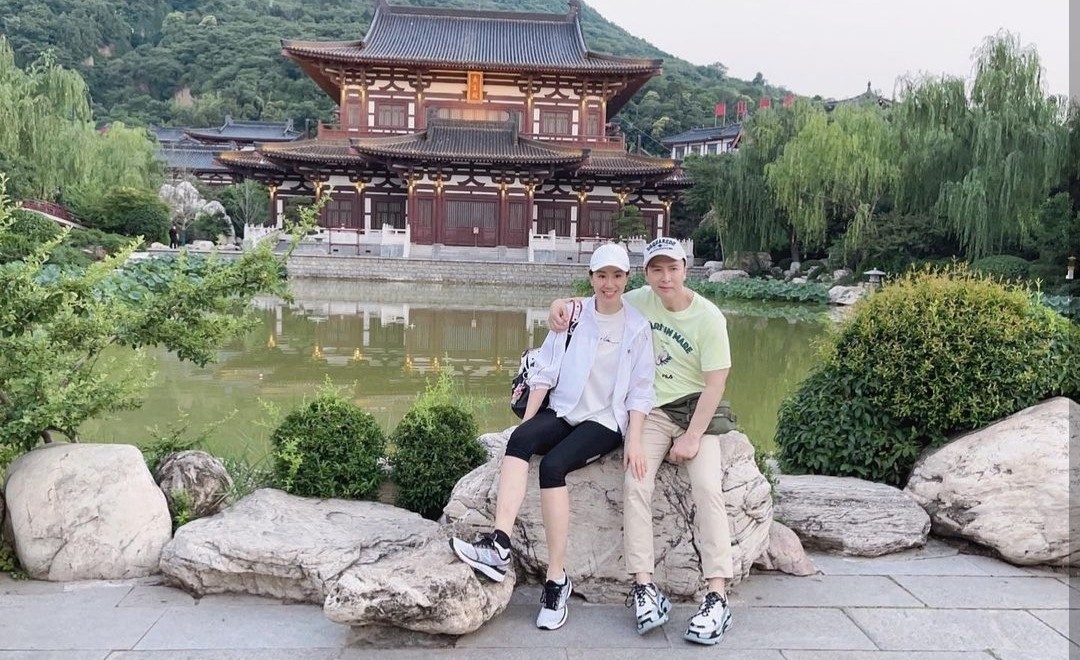 甄子丹全家赴西安旅游，儿女身高快超过爸妈，甄子丹搂妻子拍合照