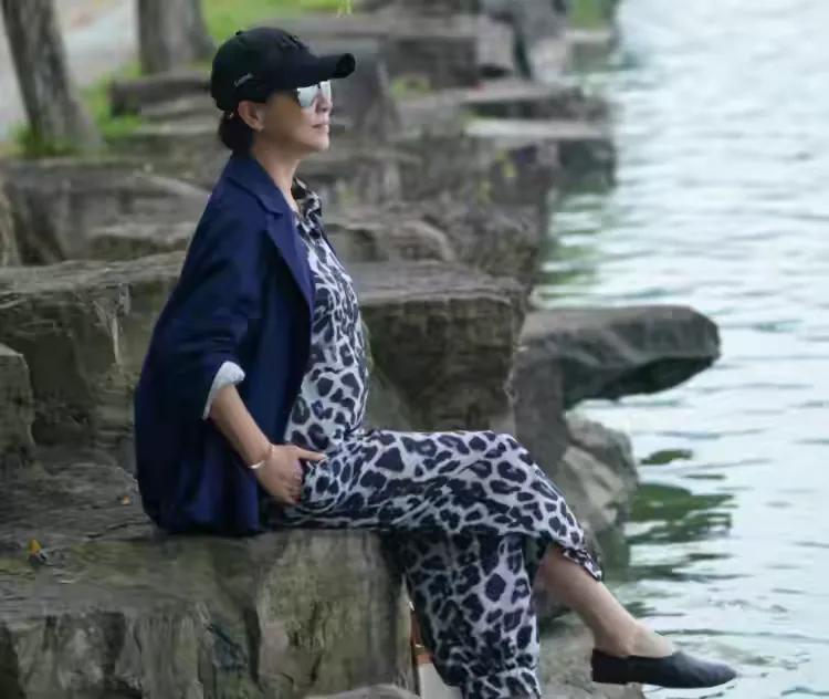 亿万资产终于后继有人，晒照孕肚明显，55岁刘嘉玲怀孕了？