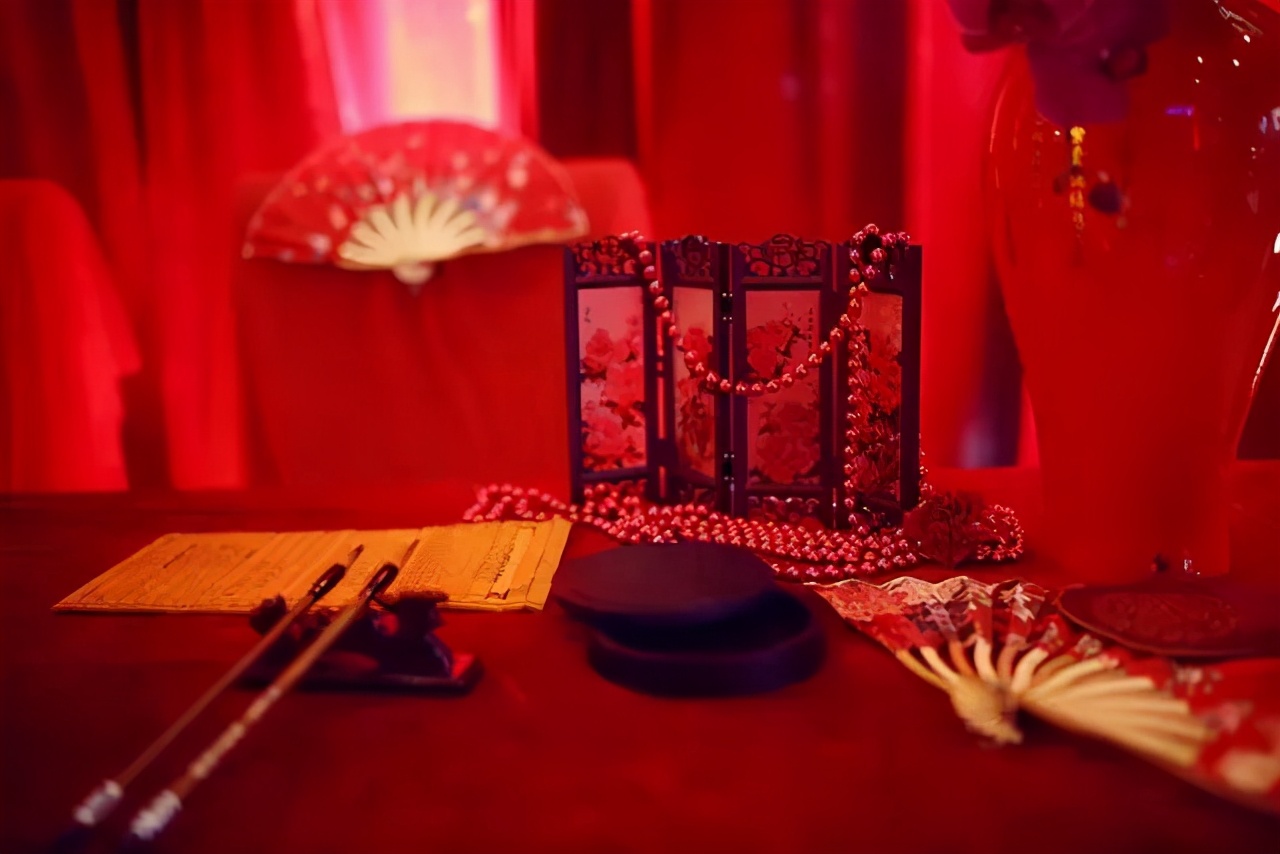 Six Ritual Three books, six rituals, ten miles of red makeup, how much do you know ...