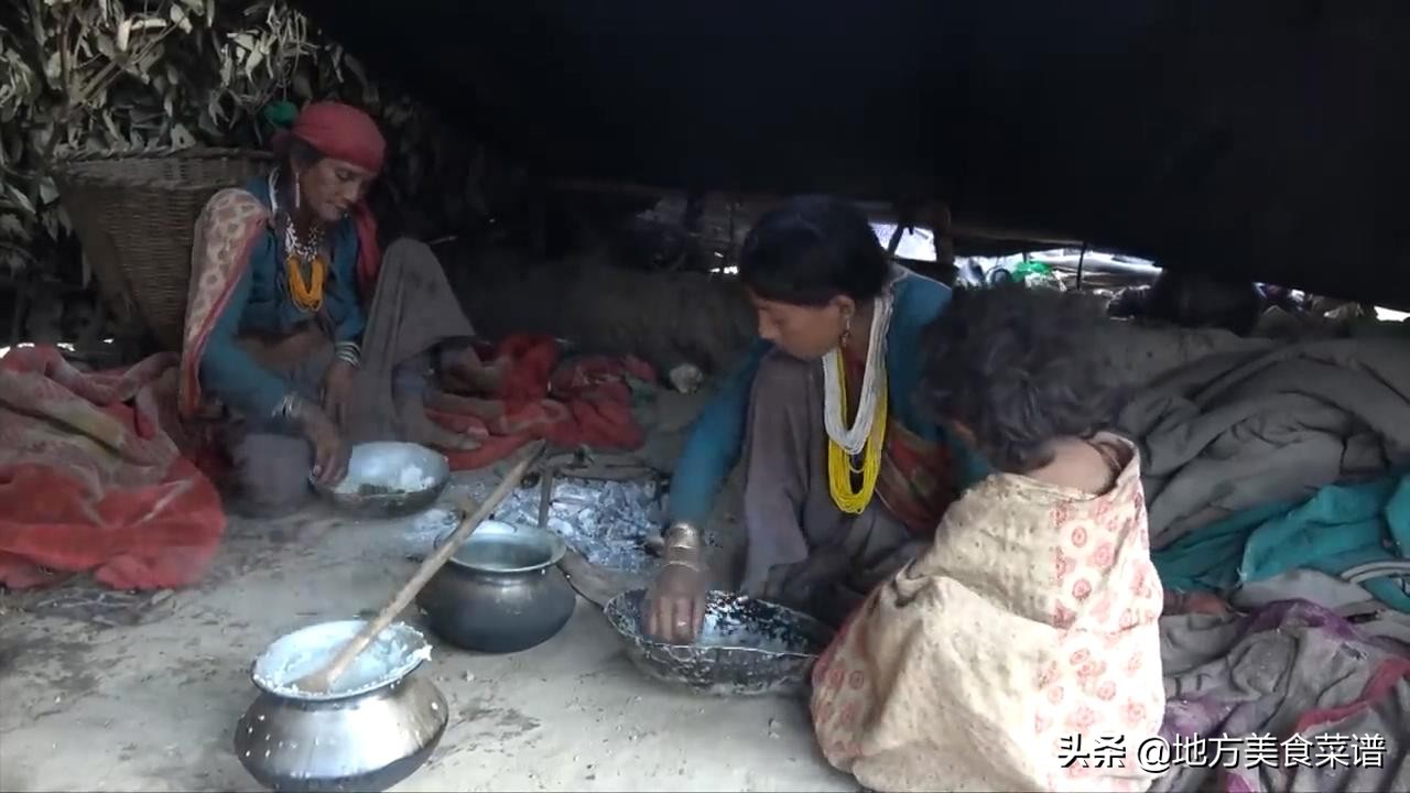 尼泊尔山区穷人的生活，每天吃野菜配米饭，天冷躺在毯子下吃饭