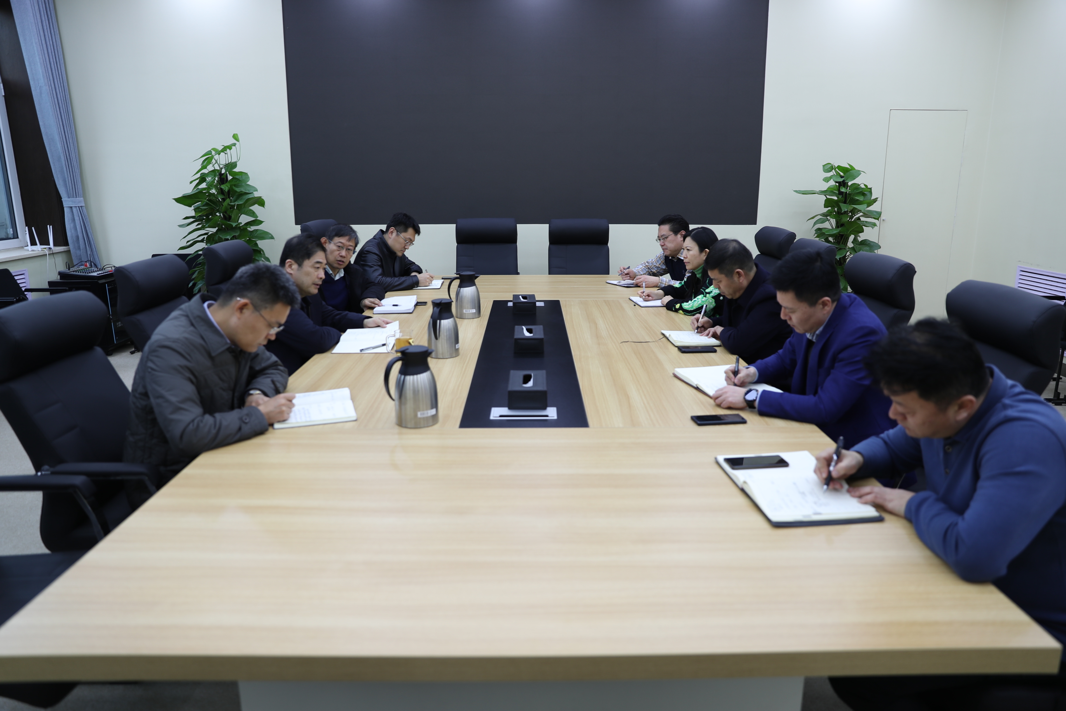 园区召开会议，迅速传达学习全市疫情防控和安全稳定工作专题会议精神