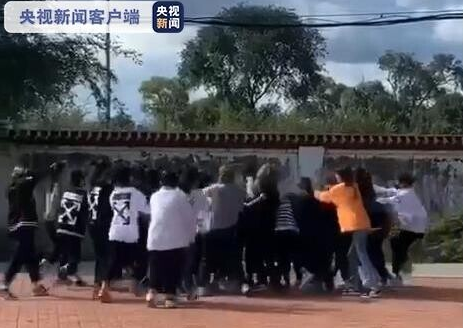 社会！黑龙江30多名女生街头约架斗殴，场面一片混乱，校长多人受处分