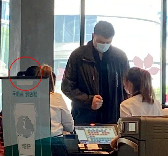 姚明攜女兒外出，他身高突兀10歲女兒身高超1米7，側臉太像爸爸