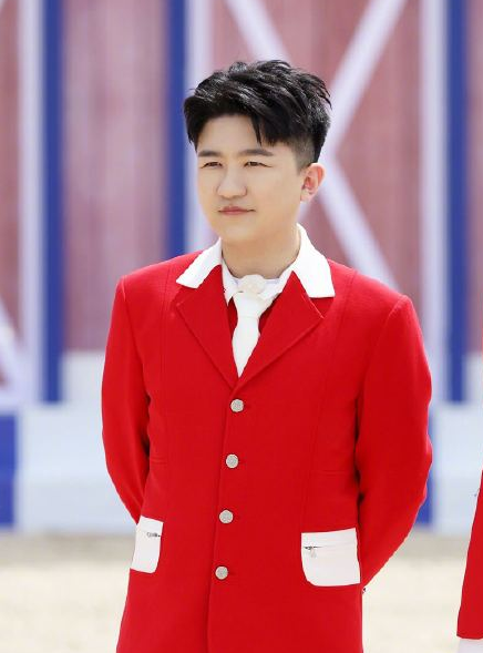 张大大参加跑男，玩游戏公然占黄龄便宜，看到