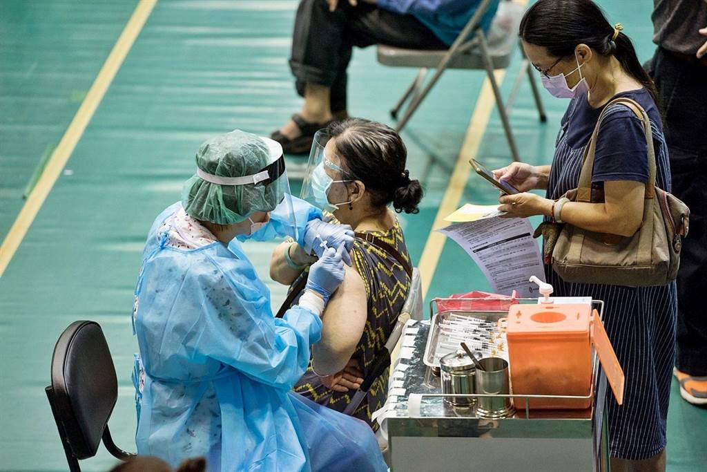 台灣今日通報新增8例新冠肺炎確診病例，又有2人接種AZ疫苗後死亡