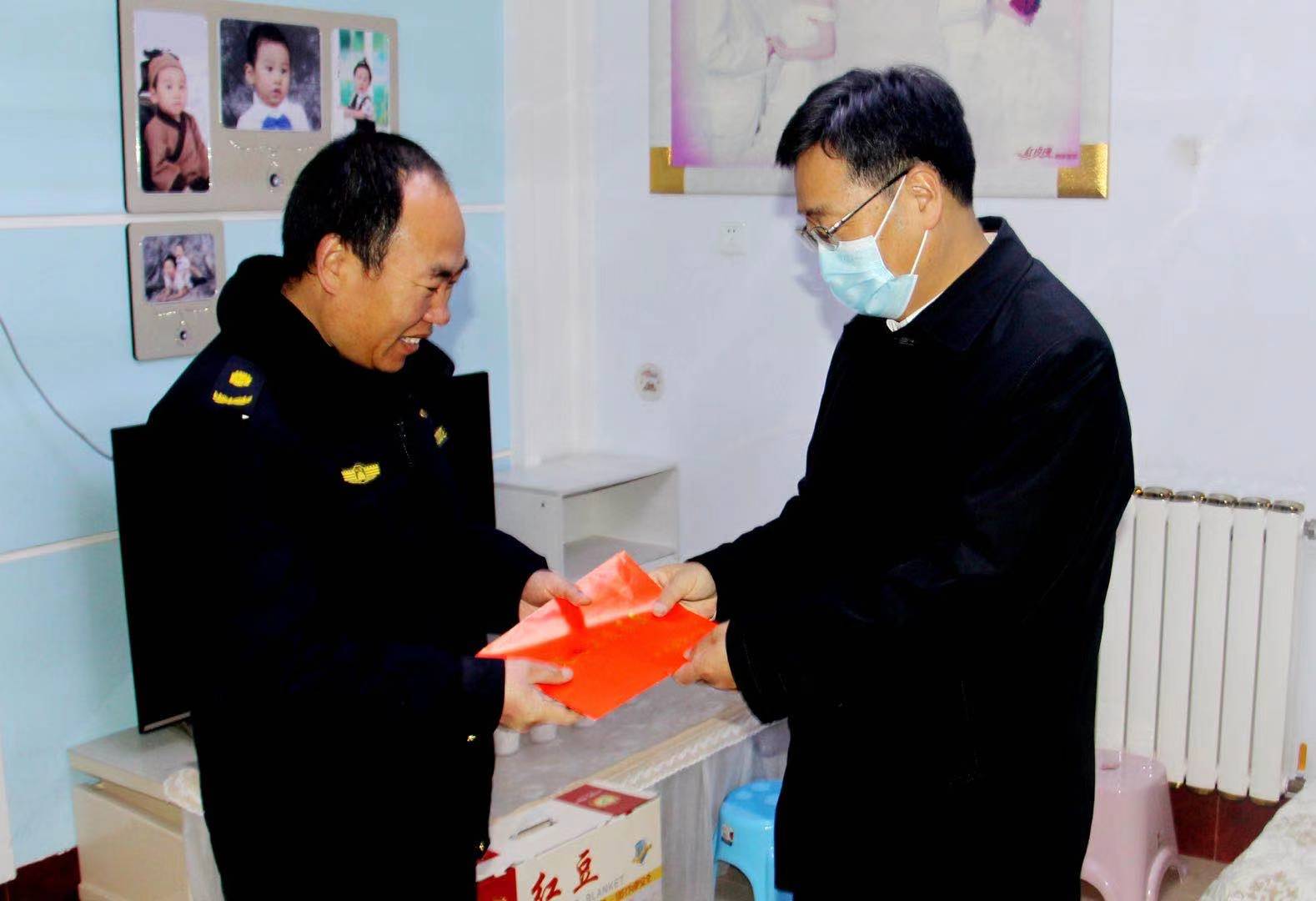 临沭县领导走访慰问城管系统困难职工家庭
