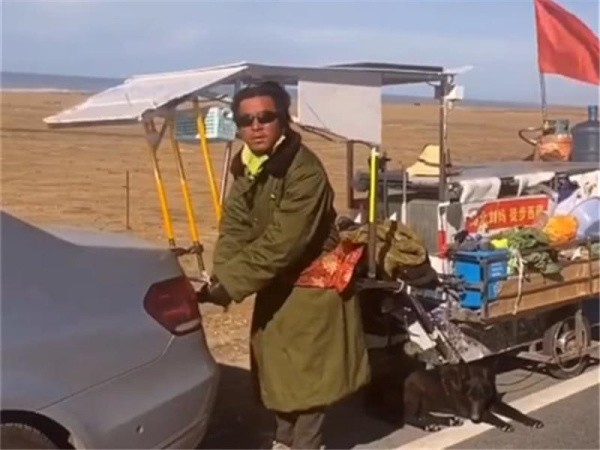 又一网红“假徒步”游川藏线，开着奔驰豪车享