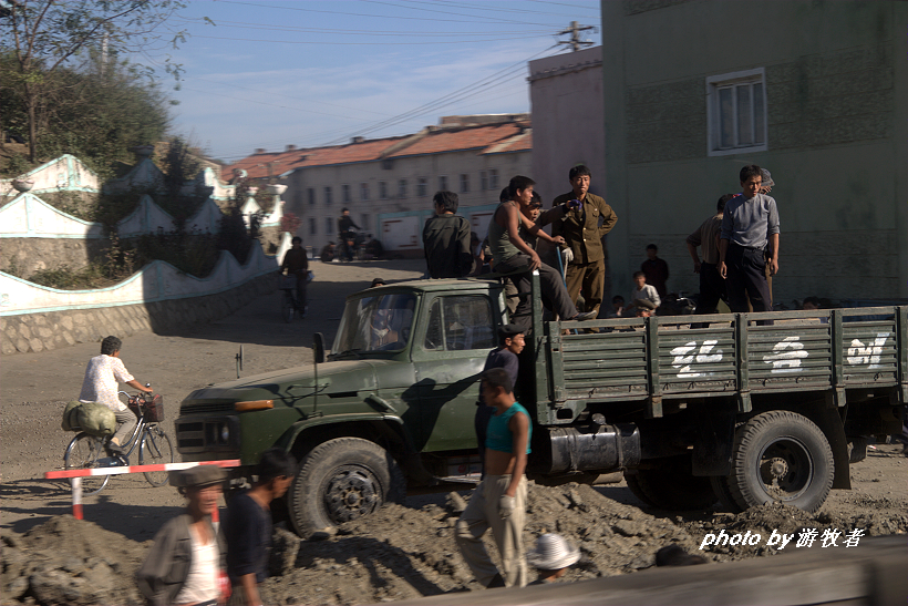 实拍朝鲜人的工作场面，不紧不慢，更像是在享受劳动的过程