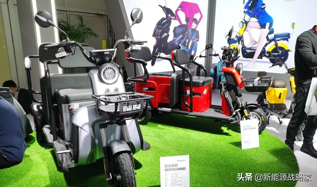 能上牌，接娃代步都方便的休闲三轮，雅迪、宗申、金彭，都出手了