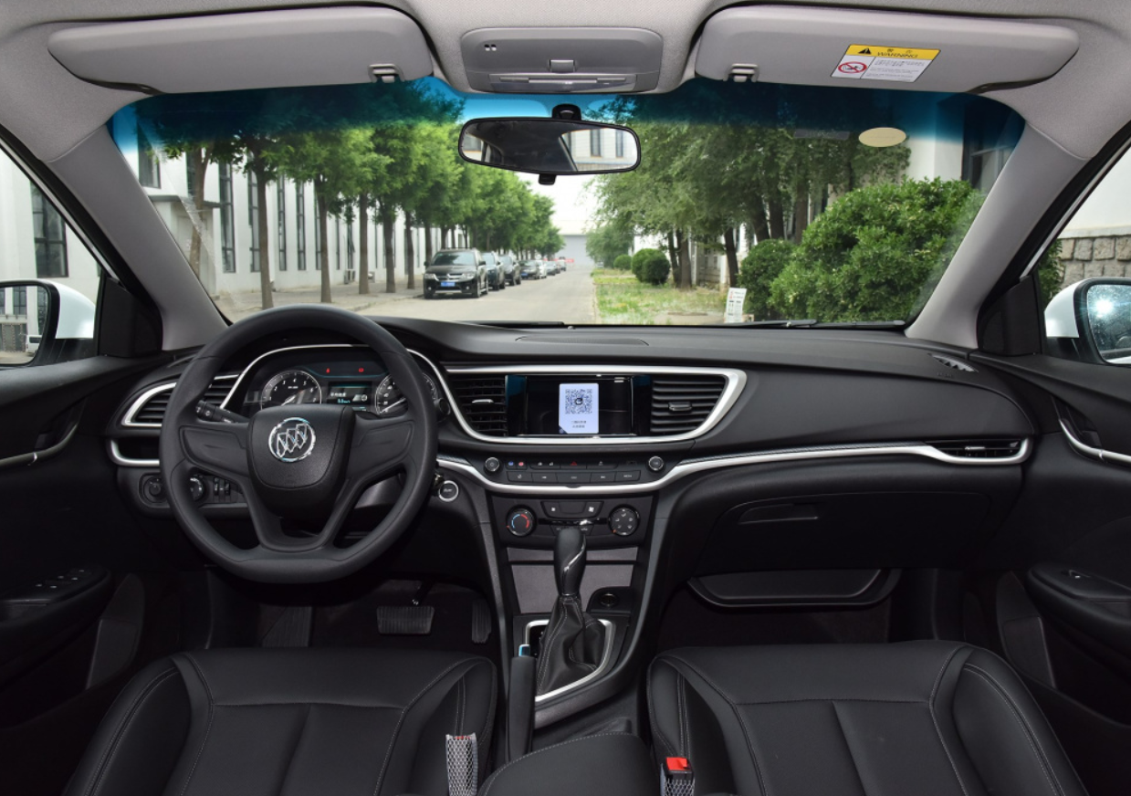 别克英朗适合工薪家庭，1.5L很省油，好开还实惠