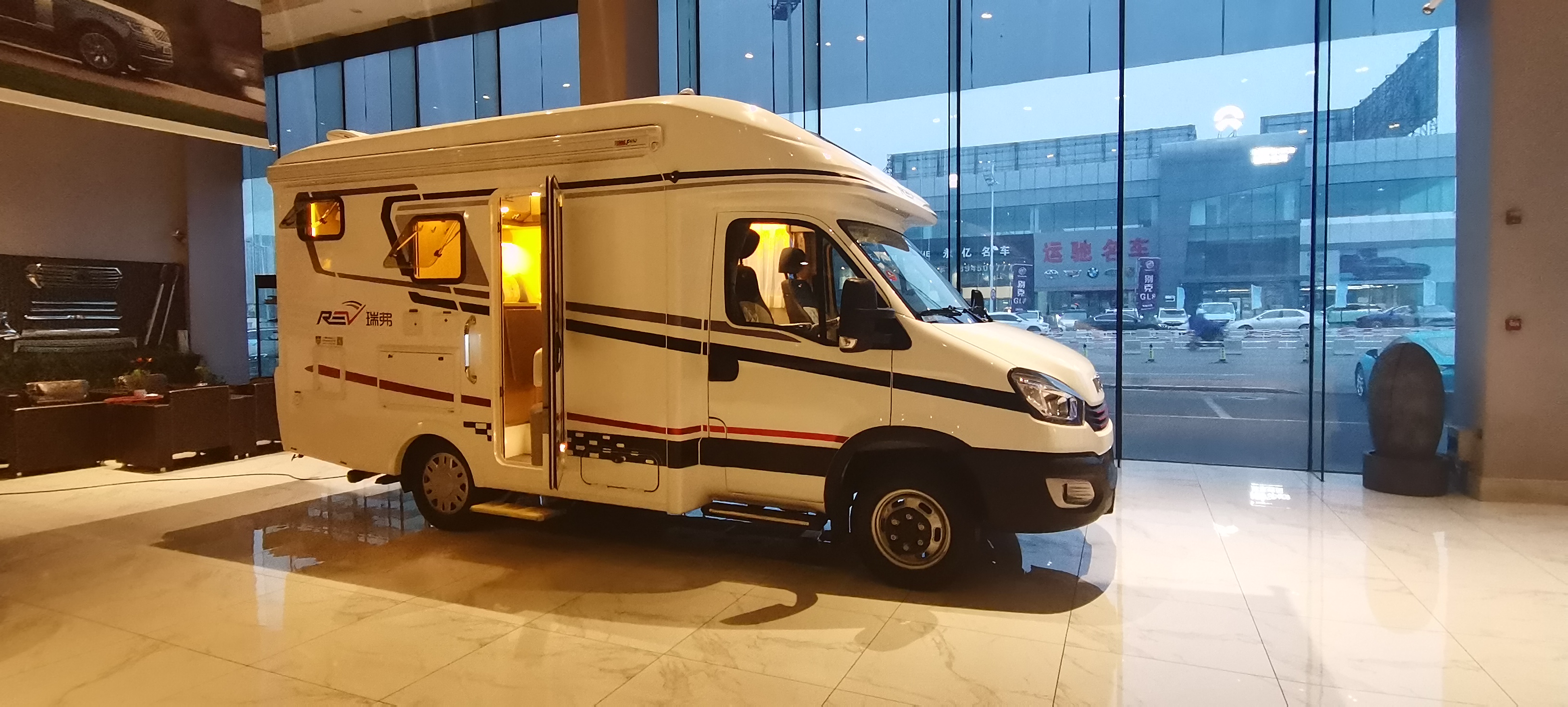 瑞弗t800小额头房车高颜值重心低底盘稳动力强