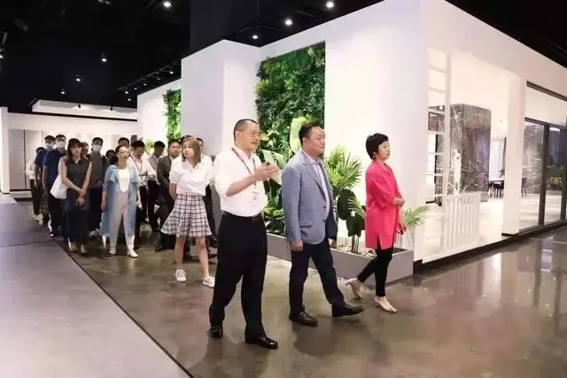 52岁黄光裕，忙得不亦乐乎