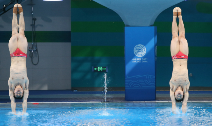 全红婵现身看台！目睹国家队师哥夺冠，戴卡通口罩，专注玩手机