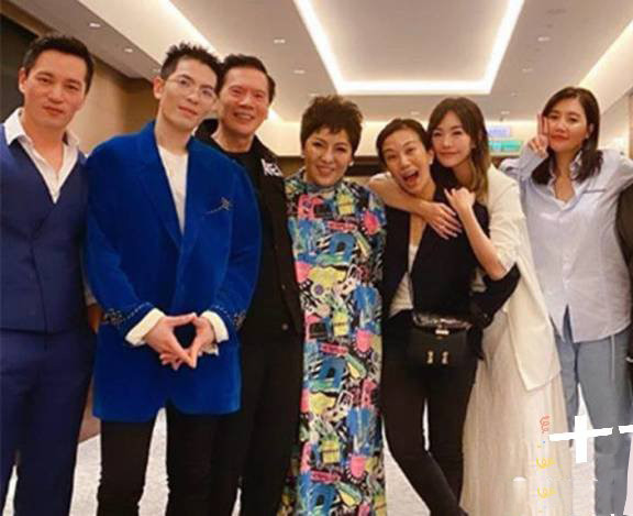 郭碧婷产女向太夫妇首露面，升级当奶奶的向太瘦了很多，难掩开心