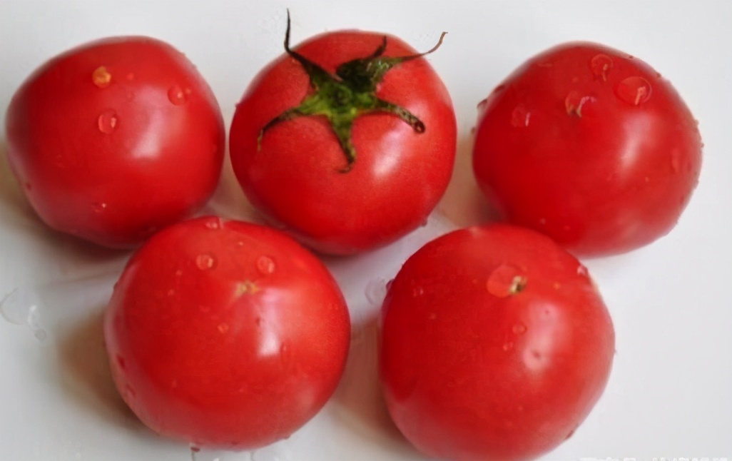 Peel the tomatoes, don't scald them with boiling water!Teach you 2