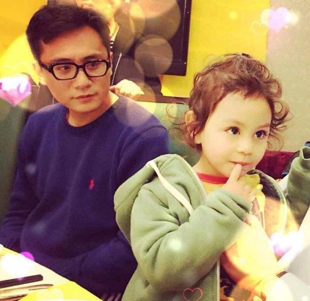 劉燁妻子曬女兒九歲生日照，雙眼有神皮膚黑，一對兔牙搶鏡