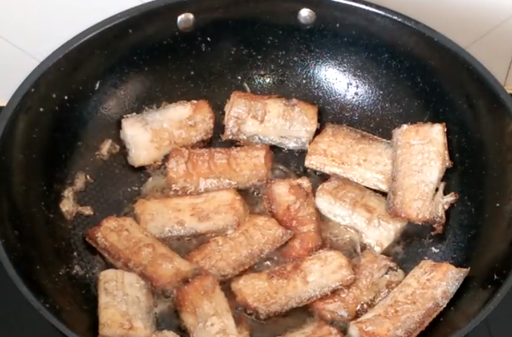 图片[4]-红烧带鱼的做法 这样做不碎不腥鲜香好味-起舞食谱网