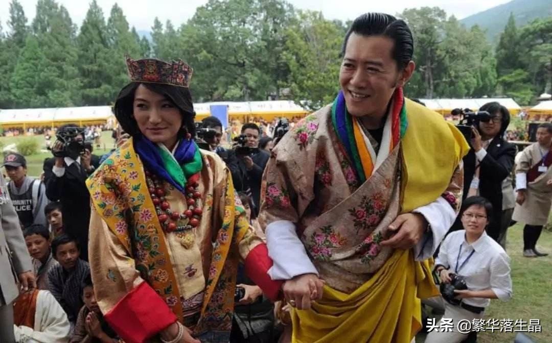 不丹王后地位真高，和4位婆婆合影占C位，一脸笑容地看着龙太子