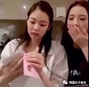这位女团爱豆在旁边打喷嚏的时候,其他成员的反应