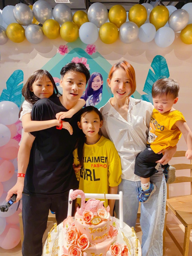 蔡少芬張晉慶愛女滿10歲，一家五口幸福同框，三胎兒子被迫營業