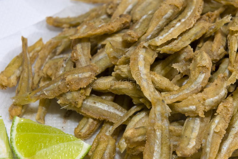 炸小魚時，不要只會加麵粉，教你正確的方法，又酥又脆味道香