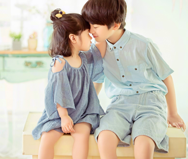 13歲天天曬照支持張亮話劇，身高超170，背影和爸爸分不清