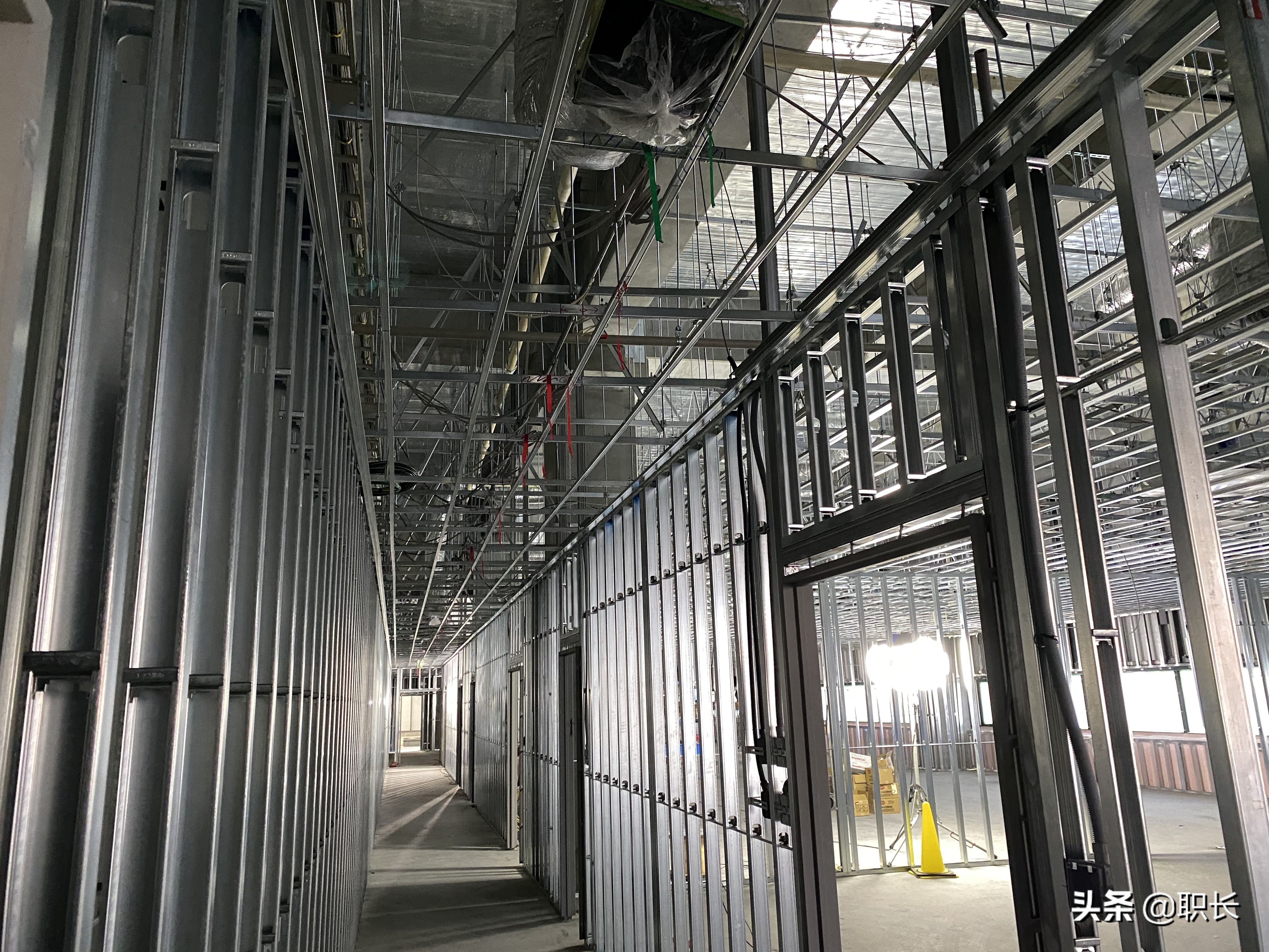 我在日本工地做预埋，电线管被越南钢筋工给挤瘪了