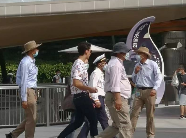 網友迪士尼偶遇吳尊，路人鏡頭下頭圍太小了，帥得發光不像倆娃爸