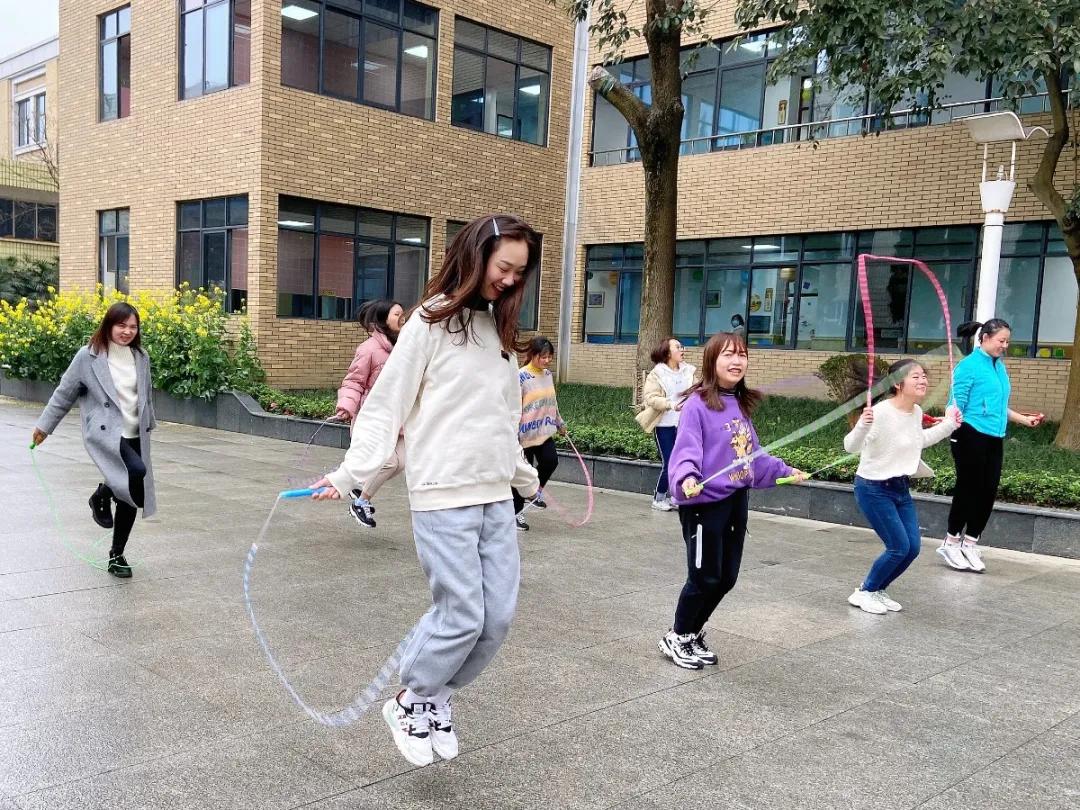 成都市华阳中学附属小学举行“三八妇女节”庆祝活动