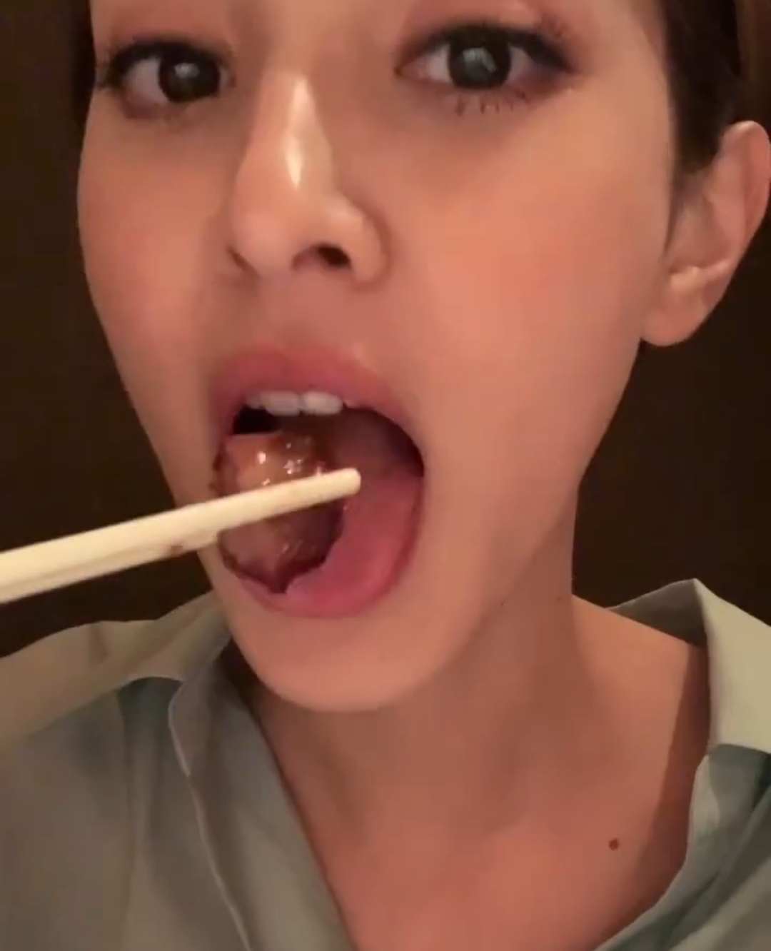 郑嘉颖小22岁娇妻陈凯琳晒生活日常庆生，一家四口泳池玩水超幸福