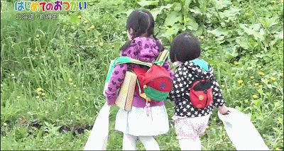 温暖！4岁和2岁姐妹花独自外出跑腿，这件事让大