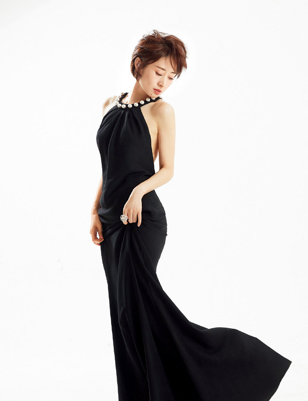 刘敏涛一身“女团装”录综艺，素颜状态显憔悴，但依旧有气场