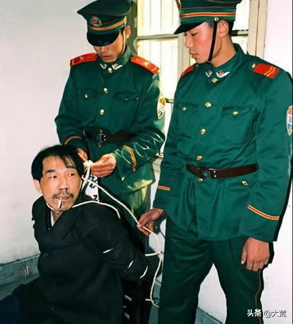 Lao Rongzhi's smile is both weird and crippling! From a psychological ...
