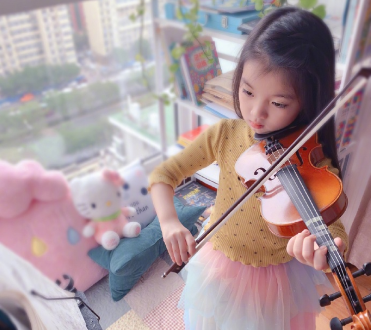 曾经的"小阿拉蕾"长大了，依旧活跃在荧