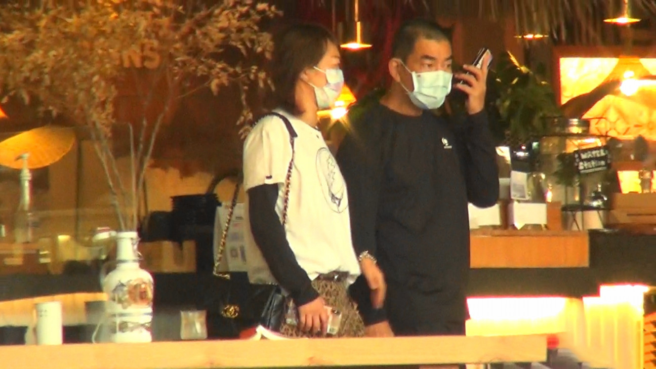 54歲任賢齊陪太太逛街，全程體貼照顧老婆，不愧是“寵妻狂魔”
