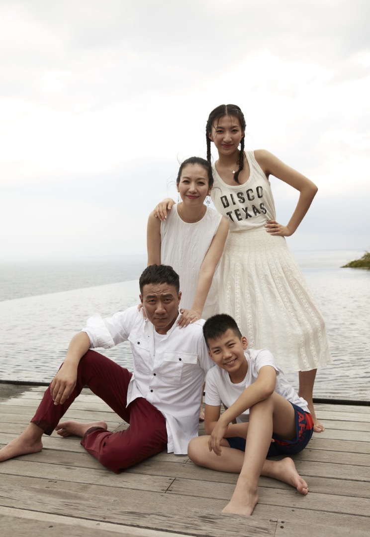 胡軍兒子康康12歲生日，身高赶超媽媽氣質像爸爸，學習成績優異