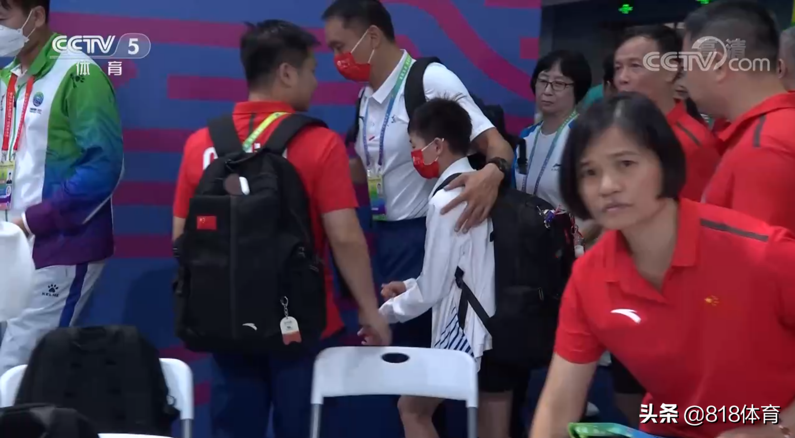 国宝!全红婵全运被广东队8位教练包围避免干扰,教练牵手带她离场
