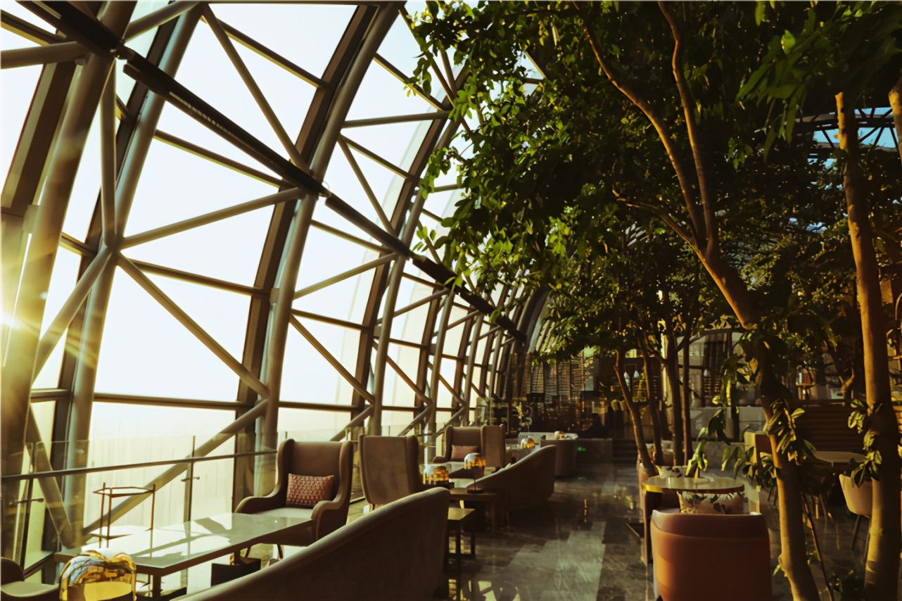 重庆来福士水晶连廊揭幕全新酒吧“THE MAVEN航”