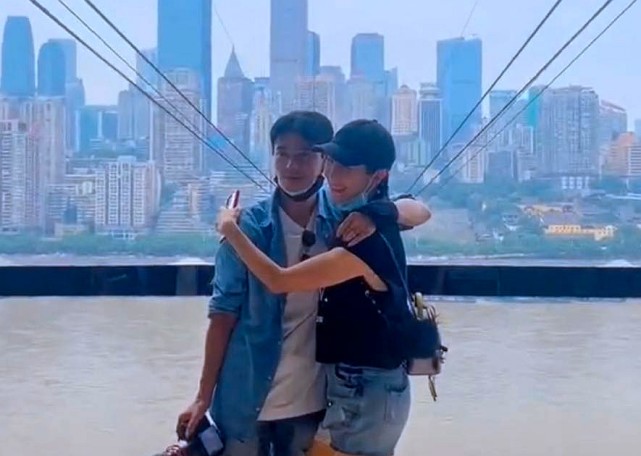 太甜蜜！蔡少芬张晋游重庆长江索道，被人群包围依旧镇定拥抱合影