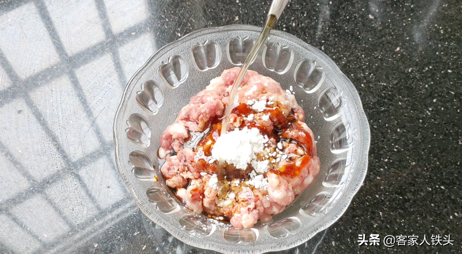 蓮藕片新鮮吃法，不油炒不煎炸，十多分鐘出鍋，爽脆好吃待客不錯