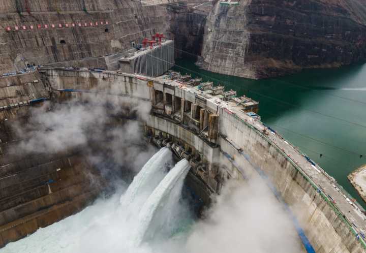 白鶴灘水電站建造工藝有多精？泄洪洞光滑如鏡，照鏡子人影不變形