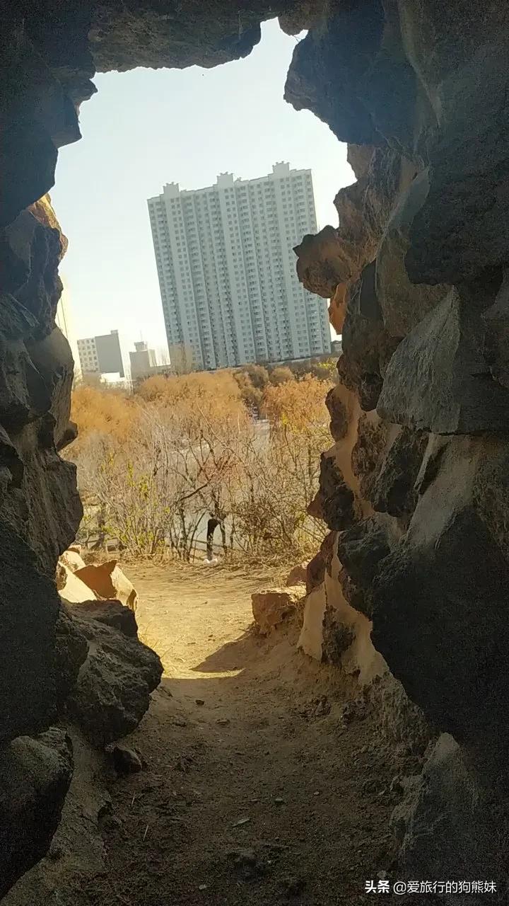 Datong Park has added a blue fitness track, and the snow scene here is ...