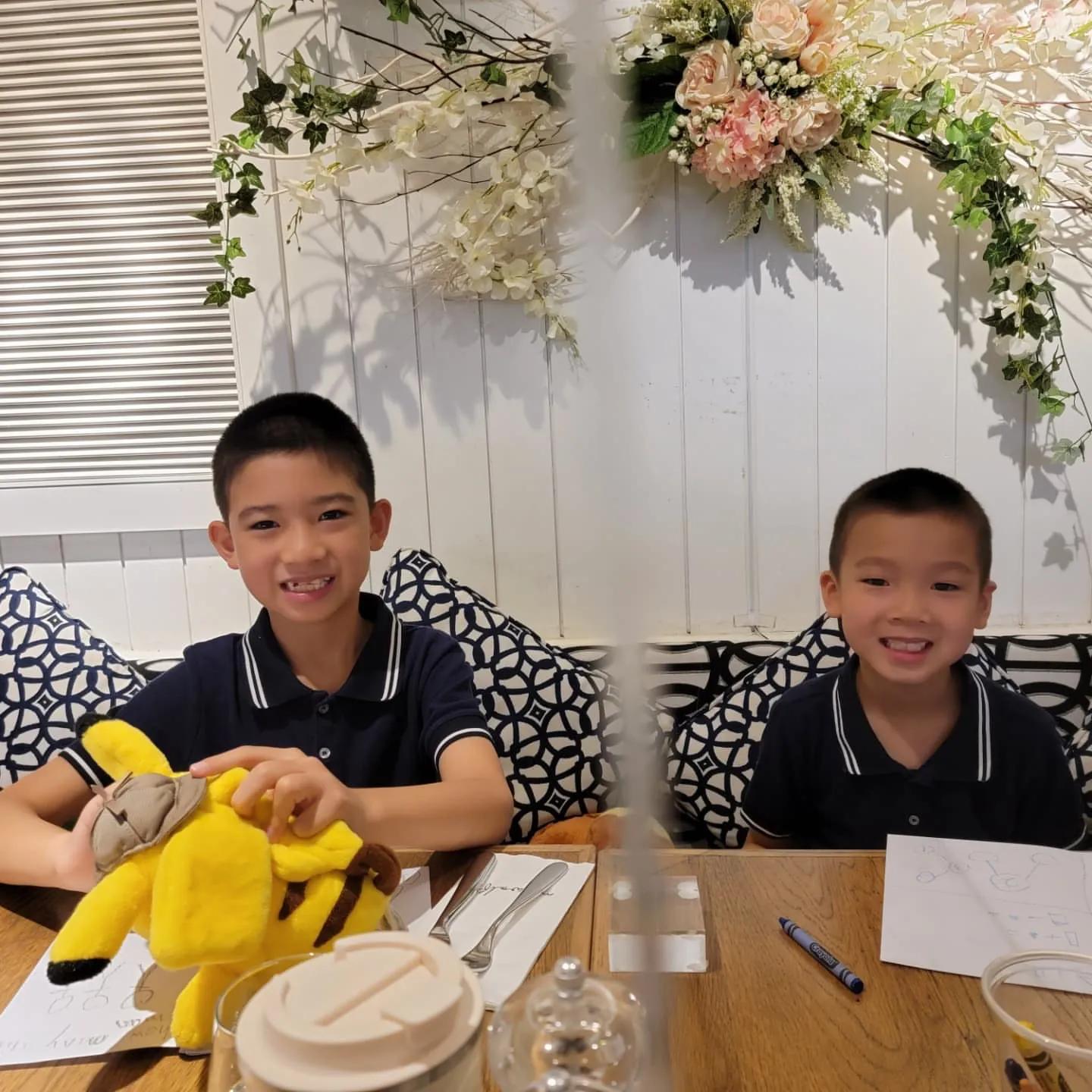 陈茵媺一家五口周末聚餐欢乐多，和陈豪合照突然尴尬，画风太可爱