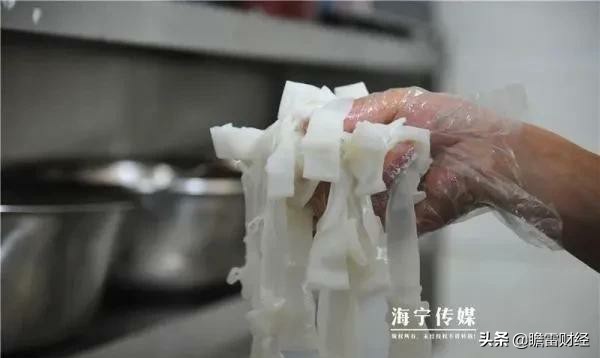 90后美女卖凉皮，配料独特，两月开上宝马，3年