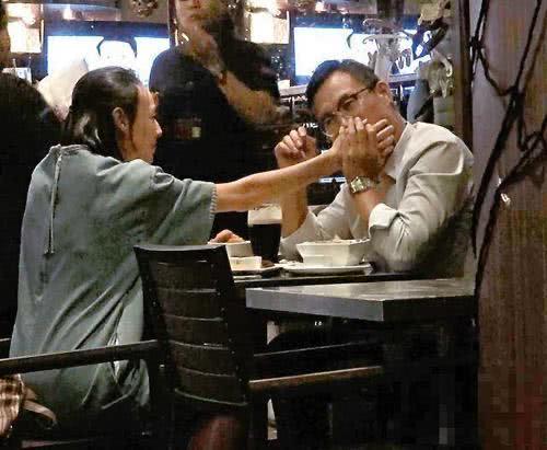 梁洛施：未婚先孕产3子，获5亿分手费，拒入李嘉诚的豪门