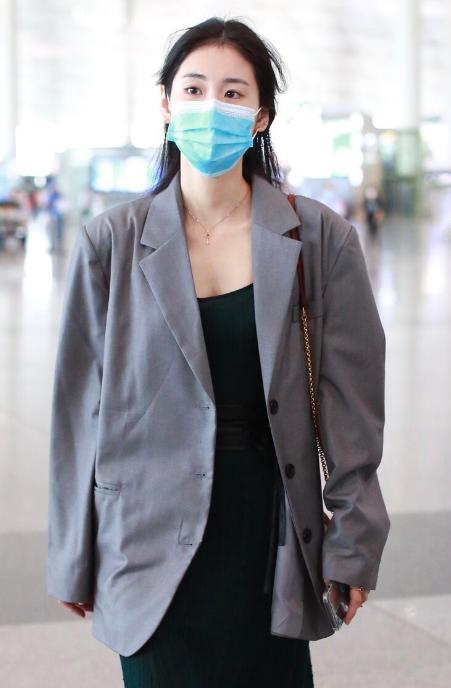 张碧晨真是懂时尚，穿灰西装配墨绿长裙太高级