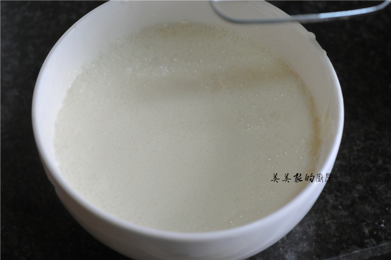 家庭自制冰激凌，有牛奶就能做，拌一拌冻一冻，香滑又绵糯