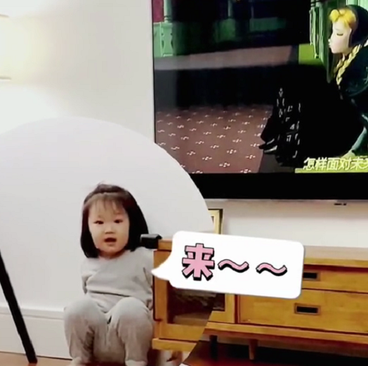 王祖藍大女兒唱冰雪奇緣插曲，展表演天賦，2歲還穿尿不濕引熱議