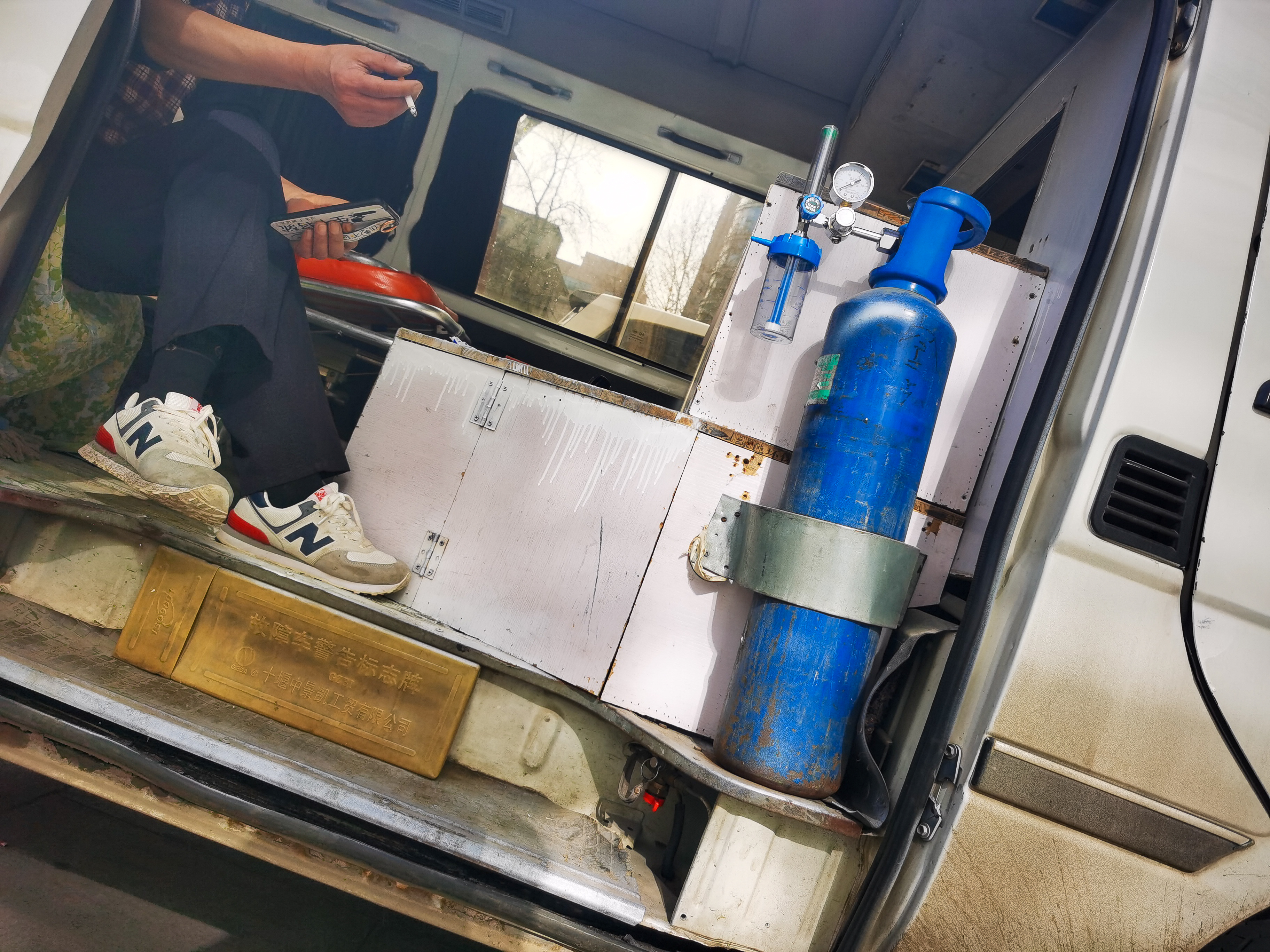 黑救护车的疯狂生意经:病房里揽客,在太平间挟尸要价,单程报价上千元