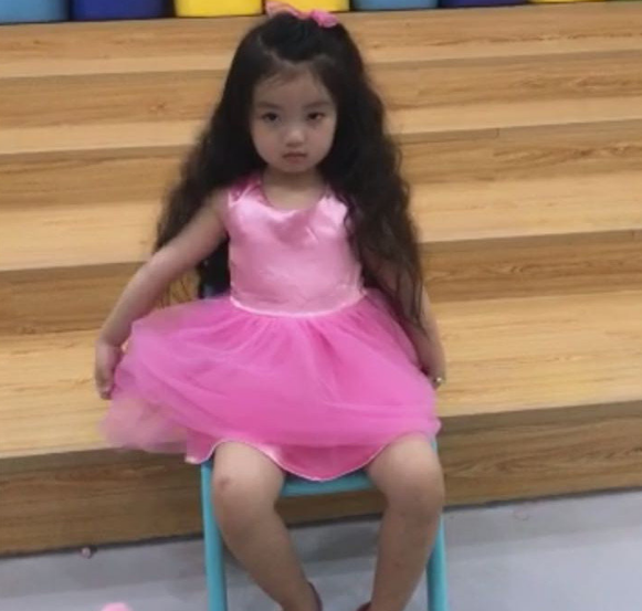 阿拉蕾和妹妹穿公主裙拍照，一件裙子从小穿到大，眼神却变了